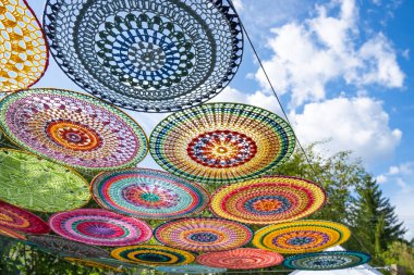 Bir festivalde renkli desenli sokak dekorasyonu