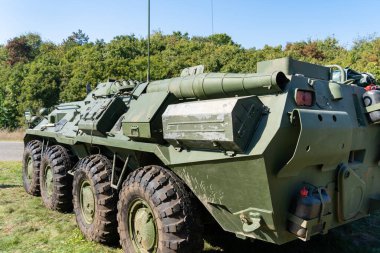 Eski Sovyet BTR-80 zırhlı personel taşıyıcısı yeşil kamuflajlı.