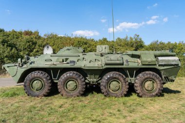 Eski Sovyet BTR-80 zırhlı personel taşıyıcısı yeşil kamuflajlı.