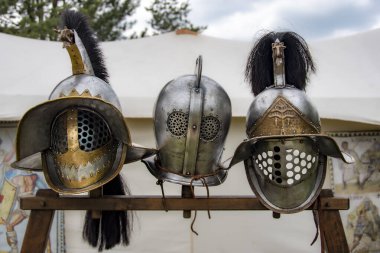 Askeri kampta antik Roma gladyatör miğferleri