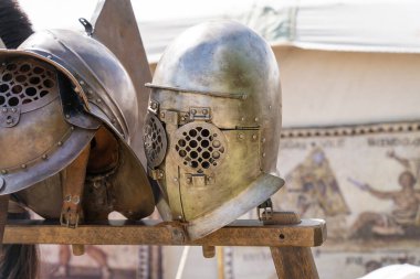 Askeri kampta antik Roma gladyatör miğferleri