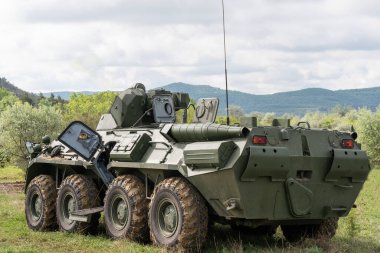 Eski Sovyet BTR-80 zırhlı personel taşıyıcısı yeşil kamuflajlı.