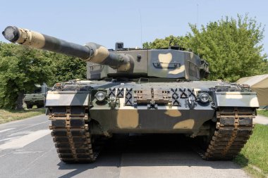 Modern Alman Leoparı 2A4 tank kamuflajla boyanmış.