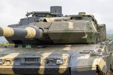Modern Alman Leoparı 2A7 tankı kamuflajla boyanmış.