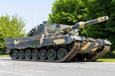 Modern Alman Leoparı 2A4 tank kamuflajla boyanmış.