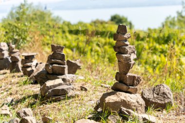 Gezgin turistlerin doğal ortamda yığdığı taş kuleler.