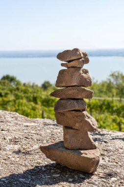 Gezgin turistlerin doğal ortamda yığdığı taş kuleler.