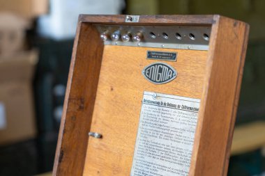 Bilmece, 2. Dünya Savaşı sırasında iletileri göndermek için oluşturulan Alman şifre makinesi