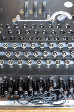Bilmece, 2. Dünya Savaşı sırasında iletileri göndermek için oluşturulan Alman şifre makinesi