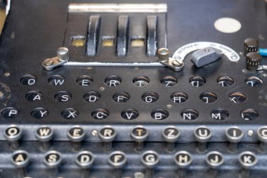 Bilmece, 2. Dünya Savaşı sırasında iletileri göndermek için oluşturulan Alman şifre makinesi