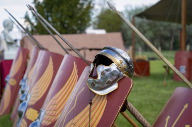 Kırmızı lejyoner kalkanlarında Antik Roma lejyoner miğferleri