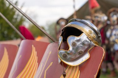 Kırmızı lejyoner kalkanlarında Antik Roma lejyoner miğferleri