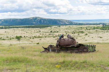 Eski bir Rus tankı çimen tarlasında yok edildi.