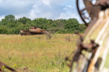 Eski bir Rus tankı çimen tarlasında yok edildi.