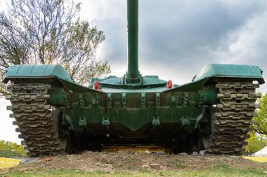 Önden ve aşağıdan Sovyet yapımı eski yeşil tank.