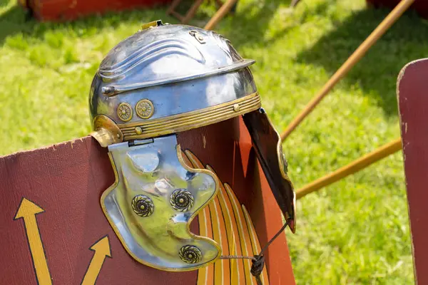 Kırmızı lejyoner kalkanlarında Antik Roma lejyoner miğferleri