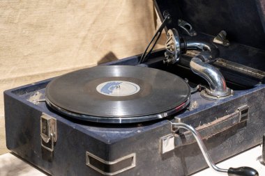 Vinil plaklı klasik taşınabilir gramofon.