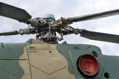 Eski Sovyet yapımı kamuflaj Mi-24 askeri helikopter pervanesi.