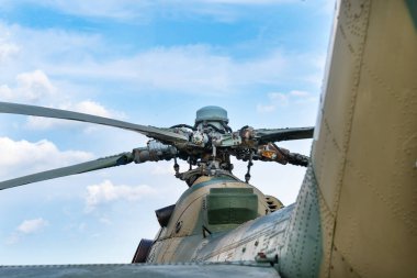 Eski Sovyet yapımı kamuflaj Mi-24 askeri helikopter pervanesi.