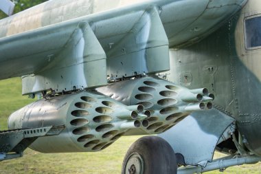 Eski Sovyet yapımı kamuflaj Mi-24 askeri helikopter podları.