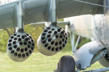 Eski Sovyet yapımı kamuflaj Mi-24 askeri helikopter podları.