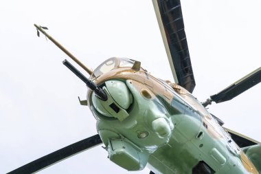 Sovyet yapımı Mi-24 saldırı helikopteri aşağıdan kamufle ediliyor.