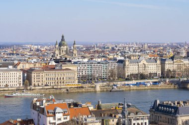 Budapeşte 'nin baş belası tarafından Aziz Stephen Bazilikası ve Tuna nehri manzarası
