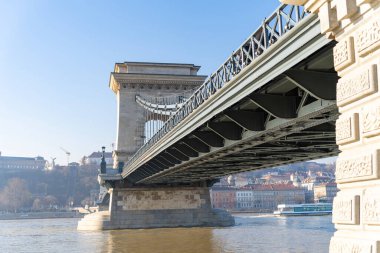 Budapeşte 'deki yenilenmiş Zincir Köprüsü' nün köprü direği.