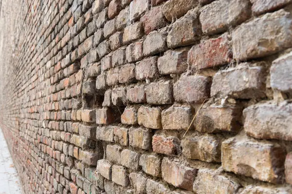 Dökümlü Yüzeyi olan Eski Tuğla Duvar