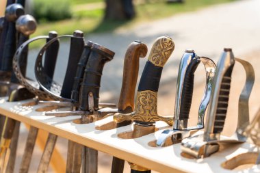 Tarihi kılıçlar ahşap raflarda sergilenir.