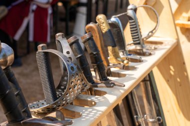 Tarihi kılıçlar ahşap raflarda sergilenir.