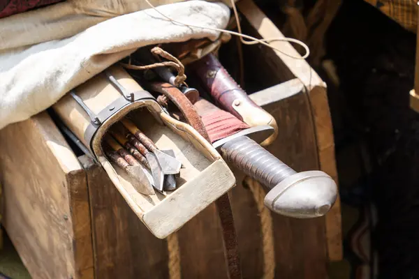 Ortaçağ Macar silahları, kılıç ve okları ahşap bir sandıkta.