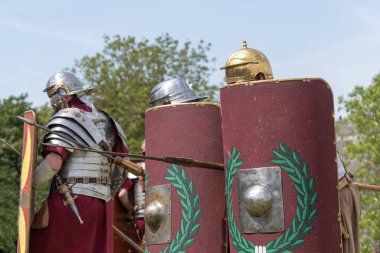 Romalı lejyonerler kalkanları ve miğferleriyle düzen içinde.