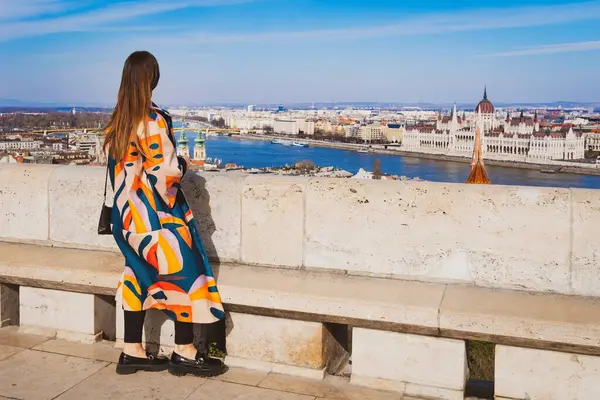 Gözlüklü, renkli ceketli, Budapeşte 'li genç bir kadın.