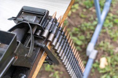 A small machine that loads a 7,62 mm machine gun belt