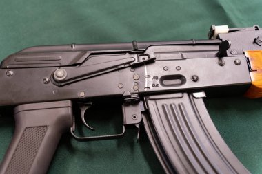 AK-47 Kalaşnikof, yeşil arka planlı hafif saldırı tüfeği.