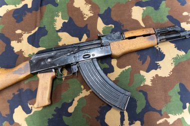 AK-47 Kalaşnikof saldırı tüfeği kamuflaj brandasında