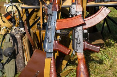 Eski AK-47 Kalaşnikof saldırı tüfekleri kahverengi şarjörlü