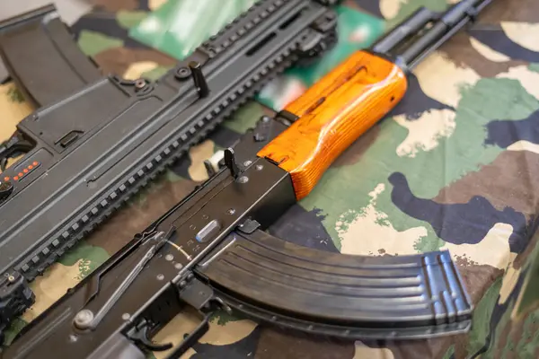 AK-47 Kalaşnikof ve kamuflaj brandasında modern bir saldırı tüfeği.