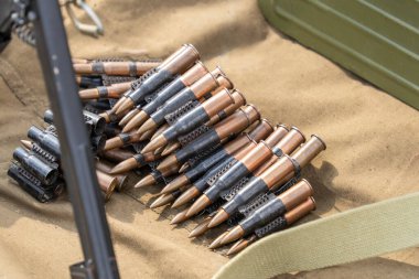 Askeri kumaş kemerinden çıkan makineli tüfek mühimmatı.