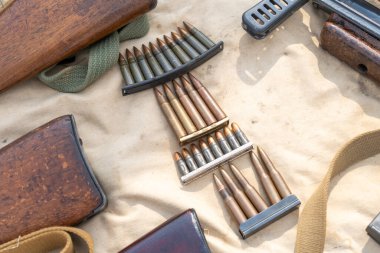 Farklı tip ve kalibreli eski silah mühimmatı.