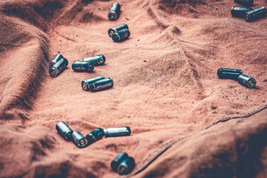 Boş kartuşlar, kahverengi battaniyedeki mermiler.