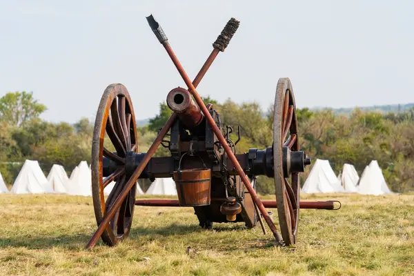 19. yüzyıl Macar topları beyaz çadırlardan oluşan bir askeri kampın önünde.