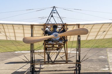 Havacılık tarihinden bir Bleriot XI uçağının kopyası.