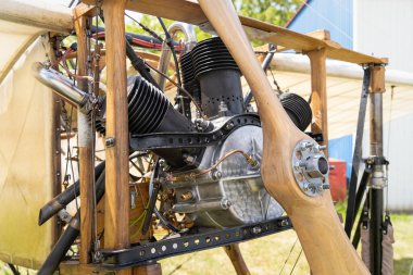 Havacılık tarihinden kalma eski bir Bleriot XI uçağının motoru ve pervanesi.