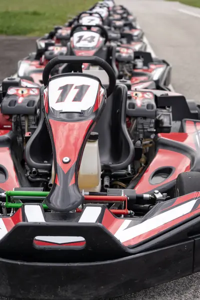 Bir pistin kenarında kırmızı siyah go-kart.