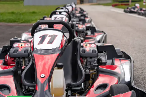 Bir pistin kenarında kırmızı siyah go-kart.