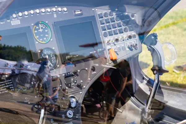 Modern iki koltuklu küçük helikopter kokpiti