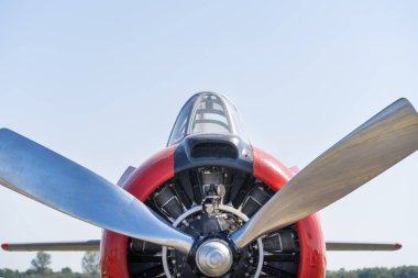 Eski bir askeri eğitim uçağının motoru ve pervanesi.