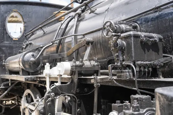 Eski siyah buharlı bir lokomotifin ayrıntıları